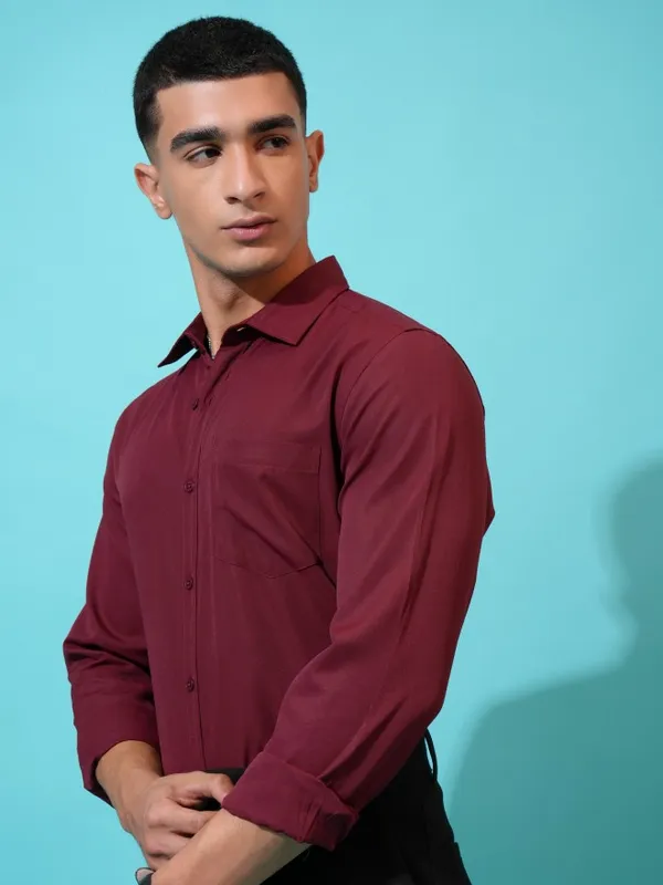  Highlander Men Maroon Solid Slim Fit Casual Shirts