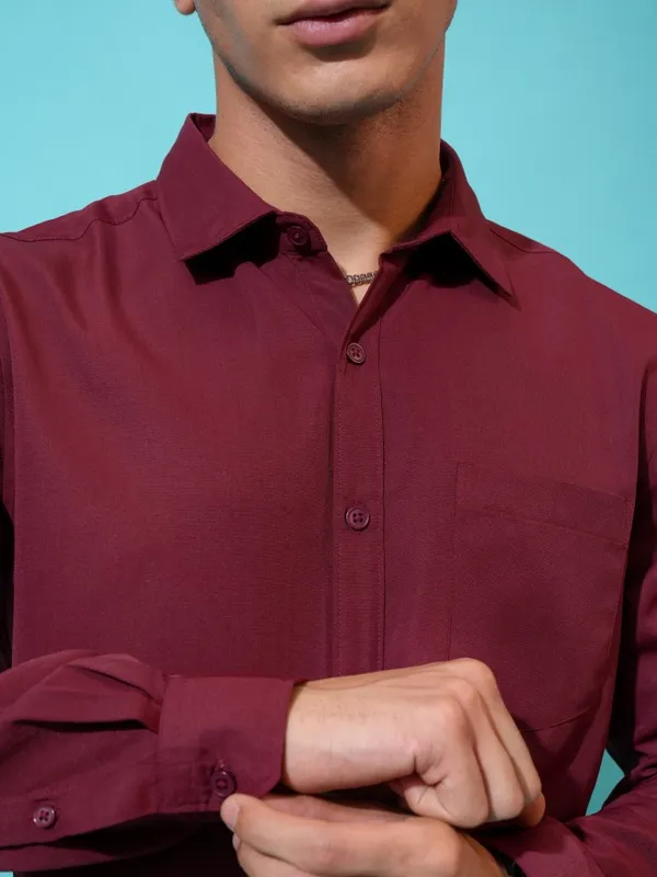  Highlander Men Maroon Solid Slim Fit Casual Shirts