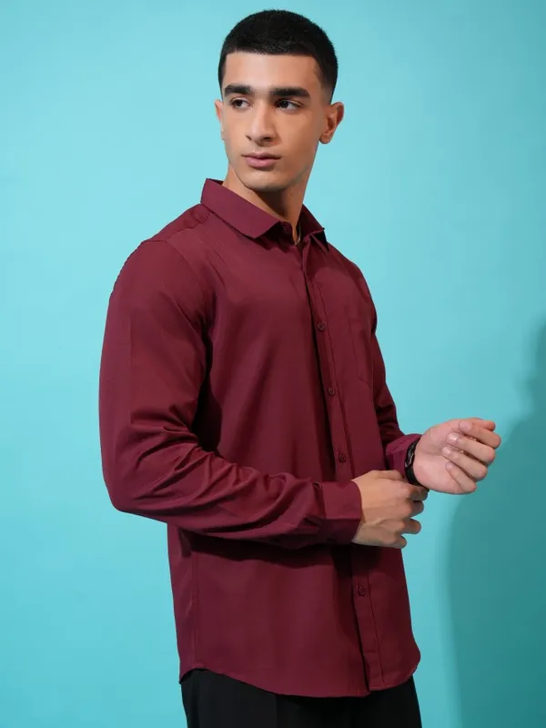  Highlander Men Maroon Solid Slim Fit Casual Shirts