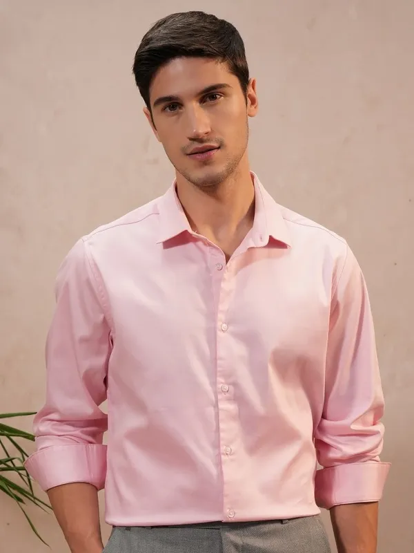  Locomotive Men Pink Solid Slim Fit Casual Shirts