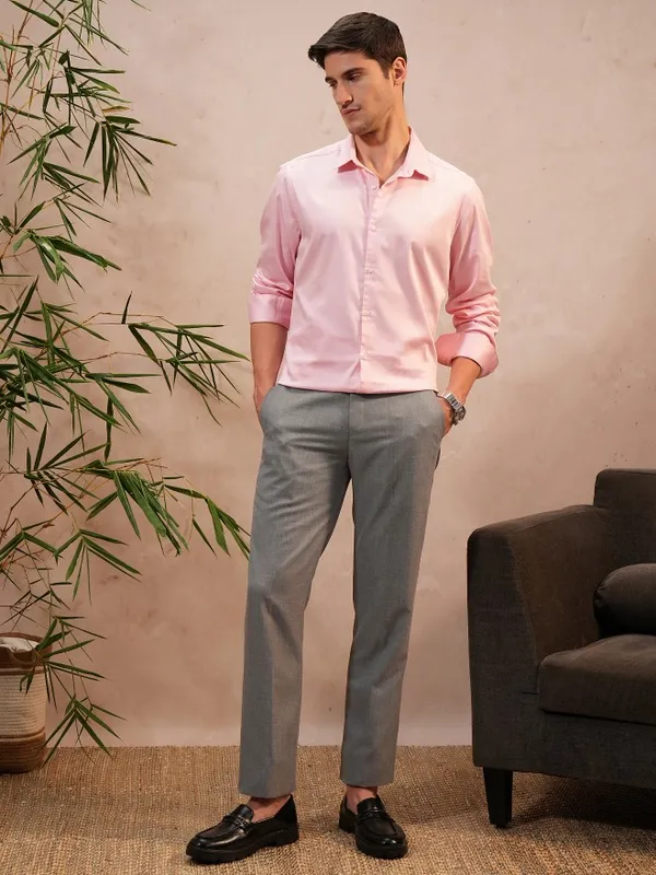  Locomotive Men Pink Solid Slim Fit Casual Shirts