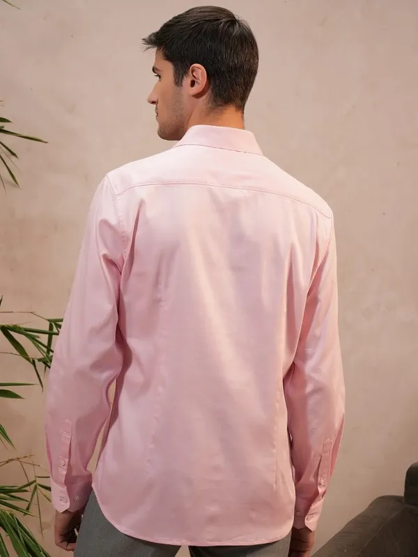  Locomotive Men Pink Solid Slim Fit Casual Shirts