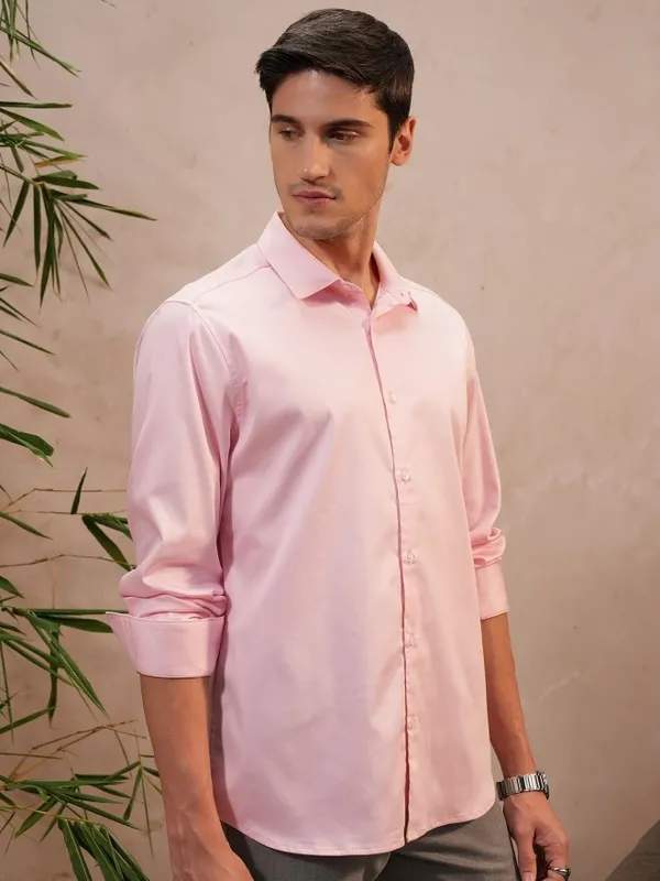  Locomotive Men Pink Solid Slim Fit Casual Shirts