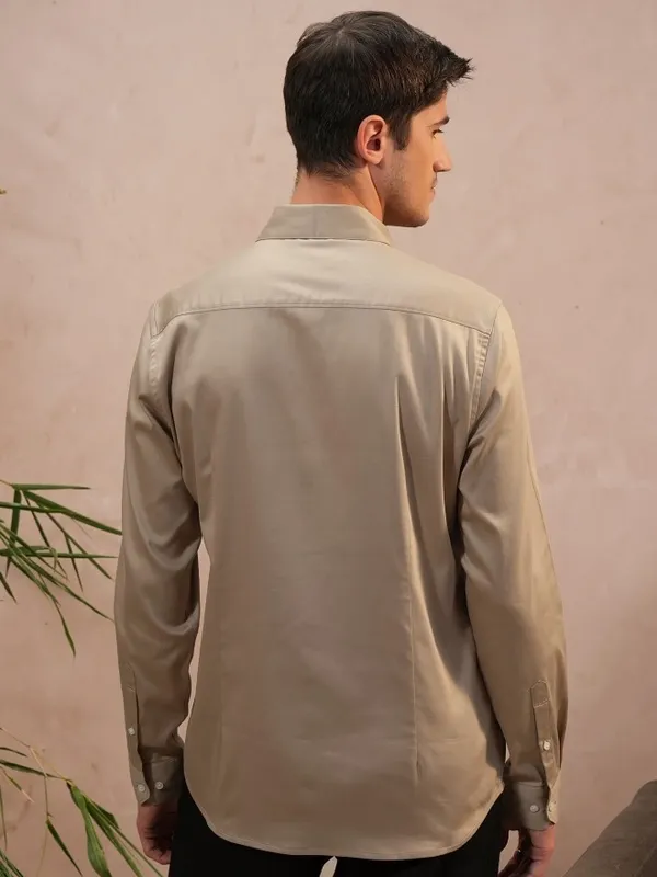  Locomotive Men Khaki Solid Slim Fit Casual Shirts