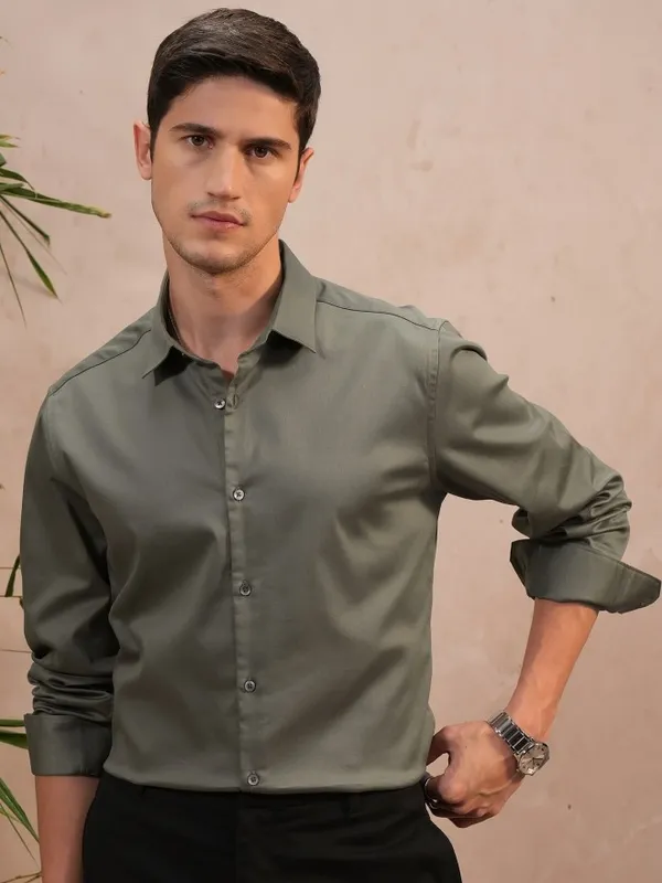 Locomotive Men Olive Solid Slim Fit Casual Shirts