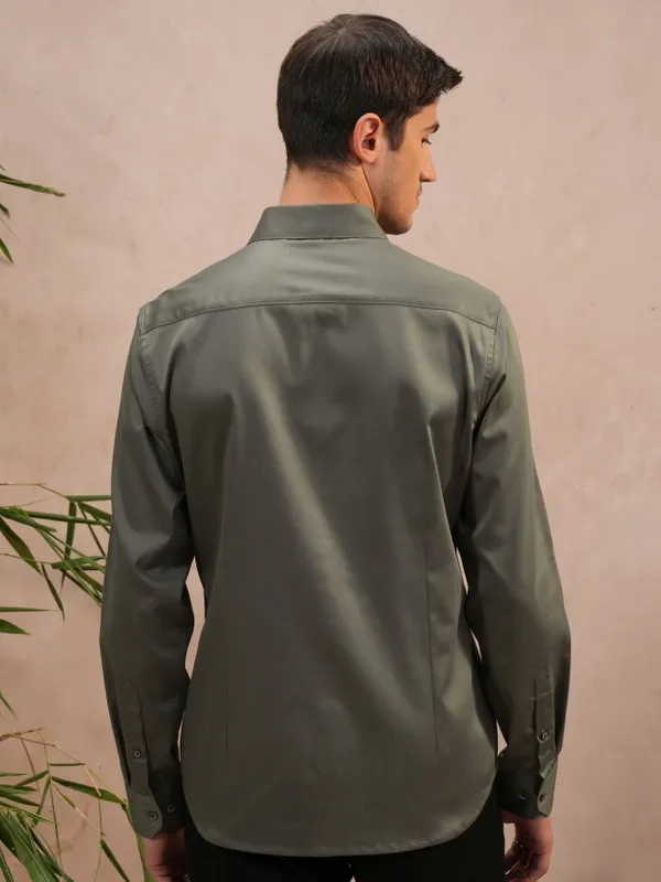  Locomotive Men Olive Solid Slim Fit Casual Shirts