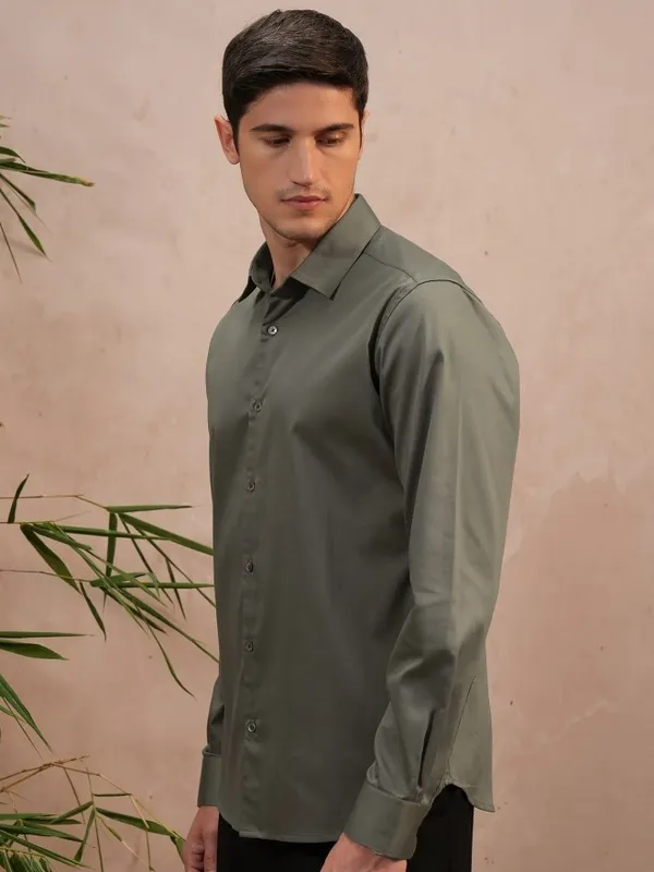  Locomotive Men Olive Solid Slim Fit Casual Shirts