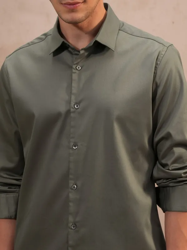  Locomotive Men Olive Solid Slim Fit Casual Shirts