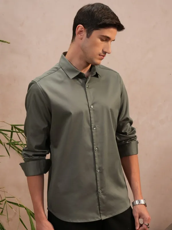  Locomotive Men Olive Solid Slim Fit Casual Shirts