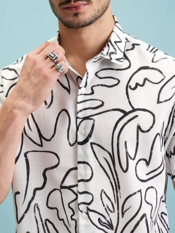  Highlander Men White Printed Regular Fit Casual Shirts