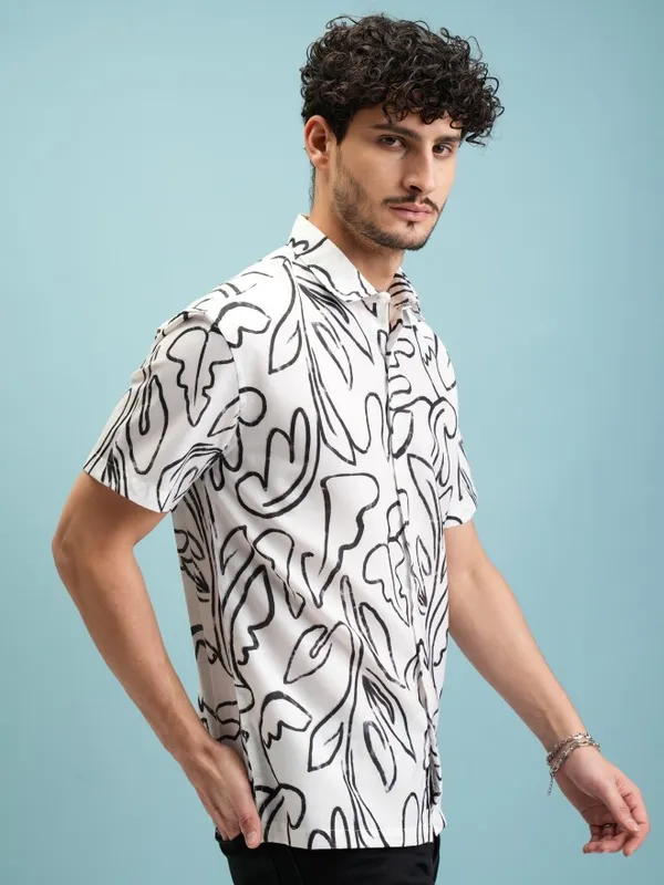  Highlander Men White Printed Regular Fit Casual Shirts