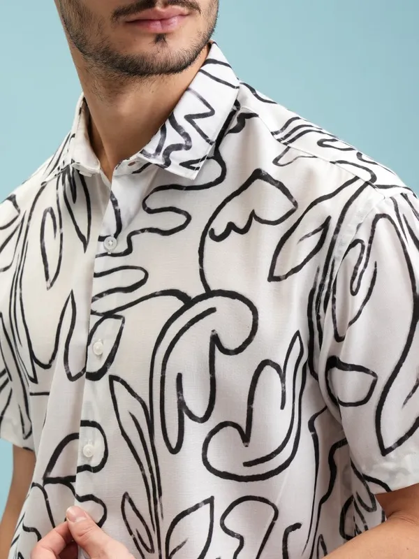  Highlander Men White Printed Regular Fit Casual Shirts