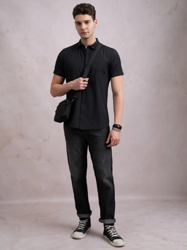  Highlander Men Black Solid Slim Fit Casual Shirts