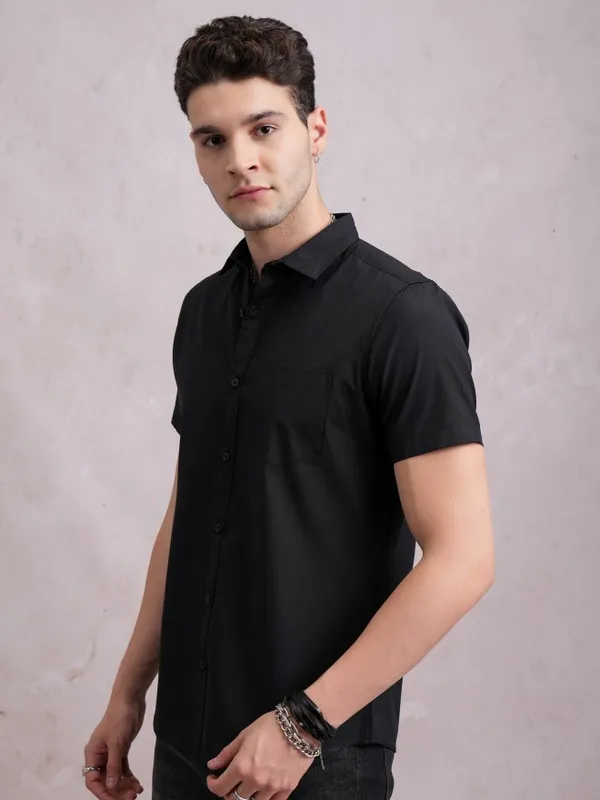  Highlander Men Black Solid Slim Fit Casual Shirts