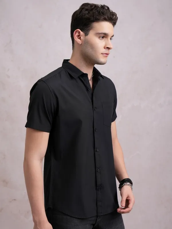  Highlander Men Black Solid Slim Fit Casual Shirts