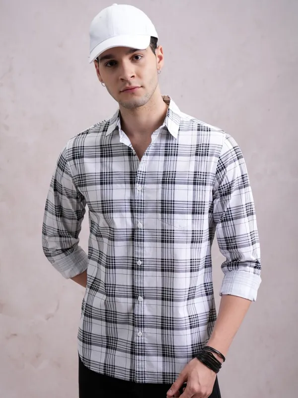  Highlander Men White Checked Slim Fit Casual Shirts