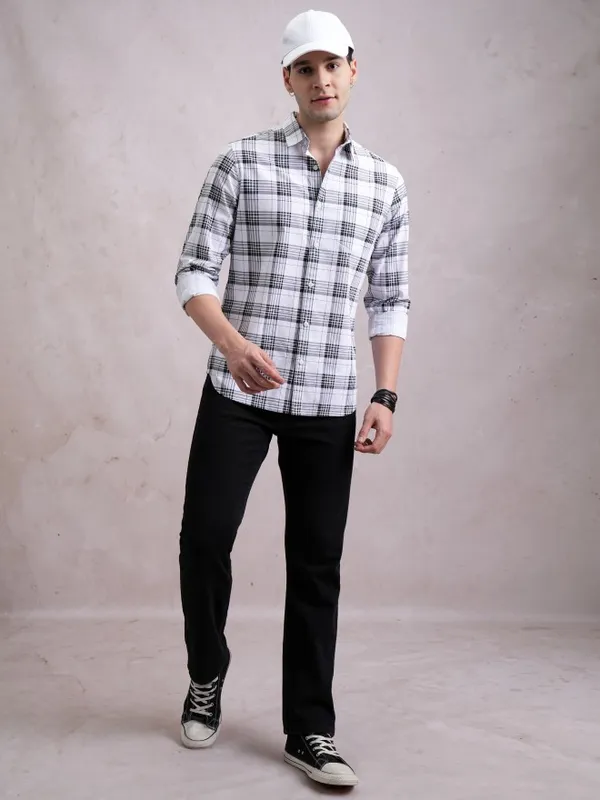  Highlander Men White Checked Slim Fit Casual Shirts