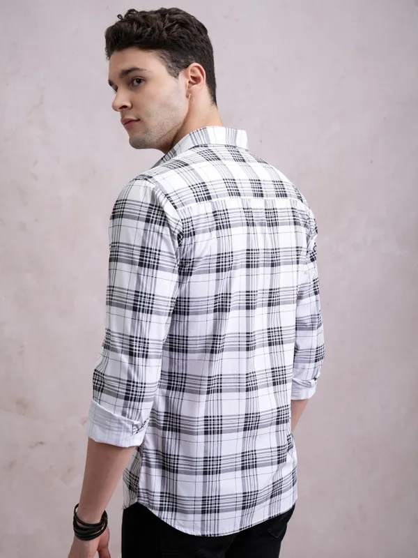  Highlander Men White Checked Slim Fit Casual Shirts