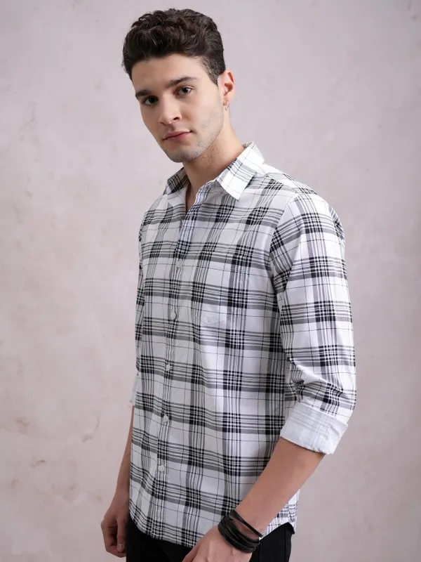  Highlander Men White Checked Slim Fit Casual Shirts
