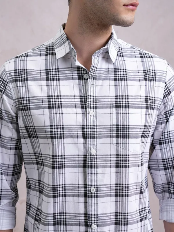  Highlander Men White Checked Slim Fit Casual Shirts