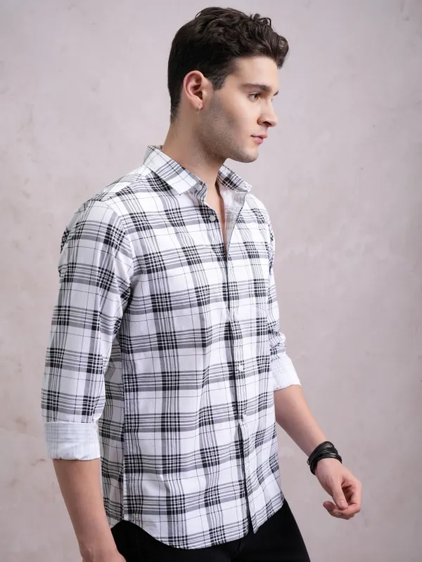  Highlander Men White Checked Slim Fit Casual Shirts