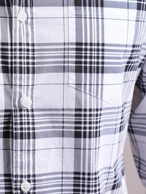  Highlander Men White Checked Slim Fit Casual Shirts