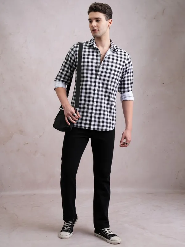  Highlander Men Black Checked Slim Fit Casual Shirts