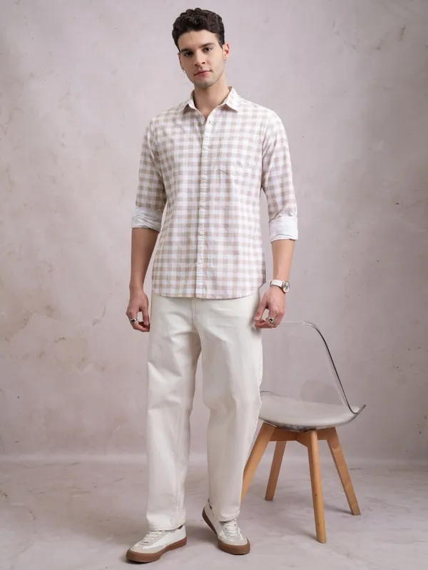  Highlander Men Beige Checked Slim Fit Casual Shirts