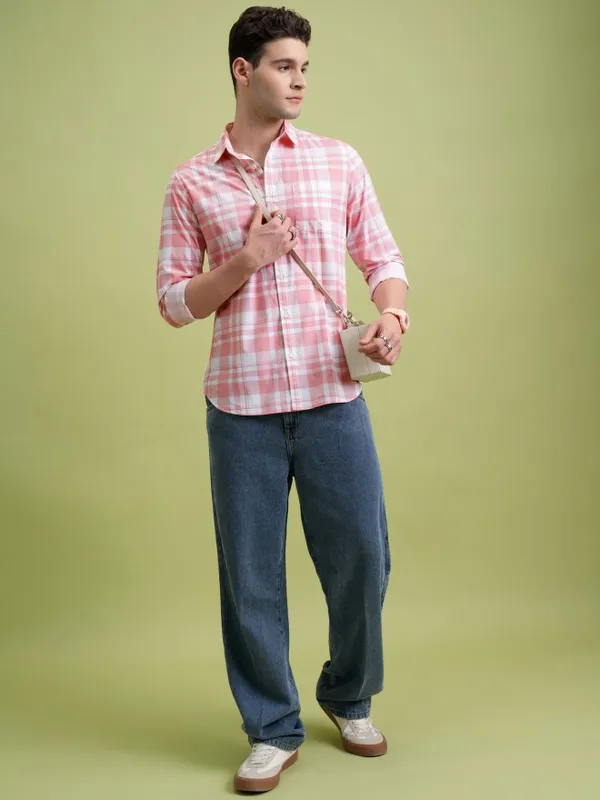  Highlander Men Pink Checked Slim Fit Casual Shirts