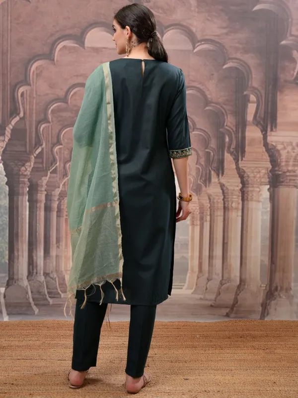 Vishudh Women Green Embroidered Kurta With Trouser And Dupatta