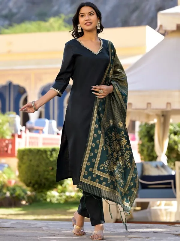  Vishudh Women Green Solid Kurta Sets