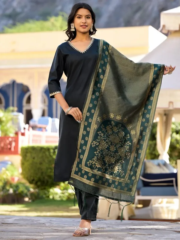  Vishudh Women Green Solid Kurta Sets