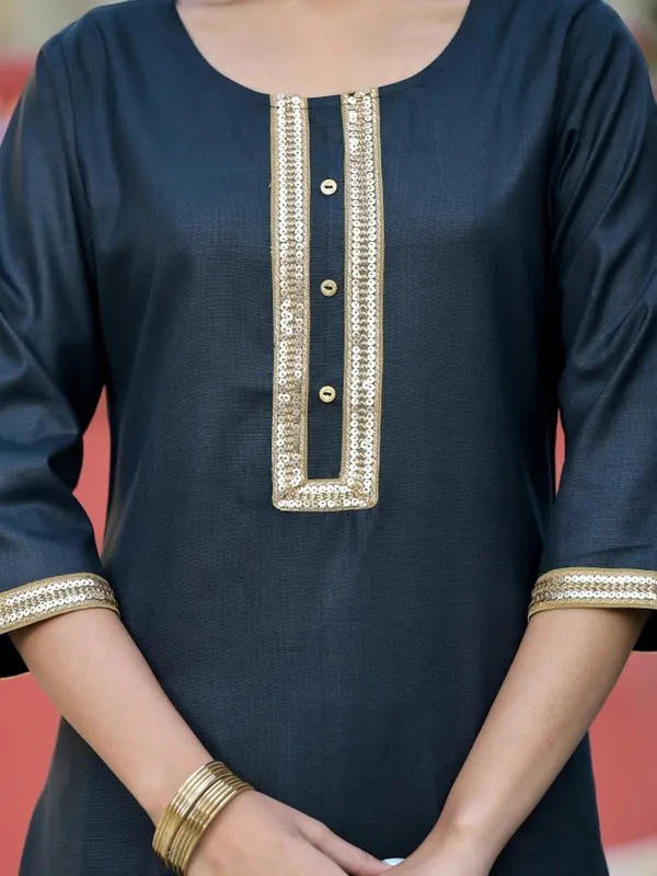  Vishudh Women Green Solid Kurta Sets