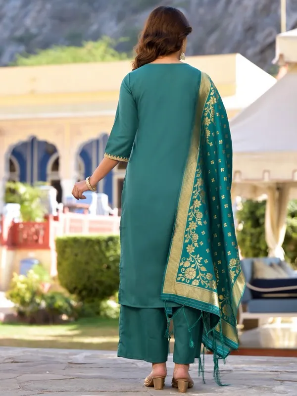  Vishudh Women Green Solid Kurta Sets
