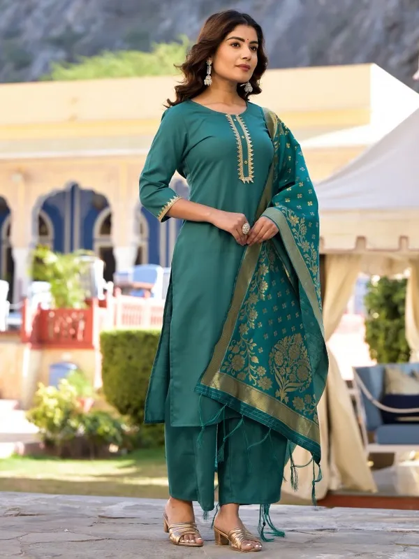  Vishudh Women Green Solid Kurta Sets
