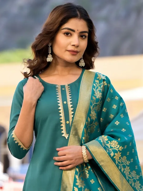  Vishudh Women Green Solid Kurta Sets
