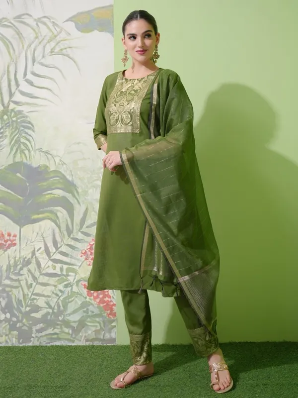 Vishudh Women Green Printed Kurta With Trouser And Dupatta