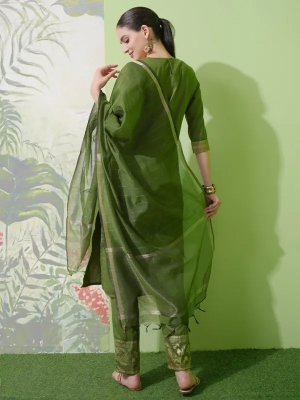 Vishudh Women Green Printed Kurta With Trouser And Dupatta