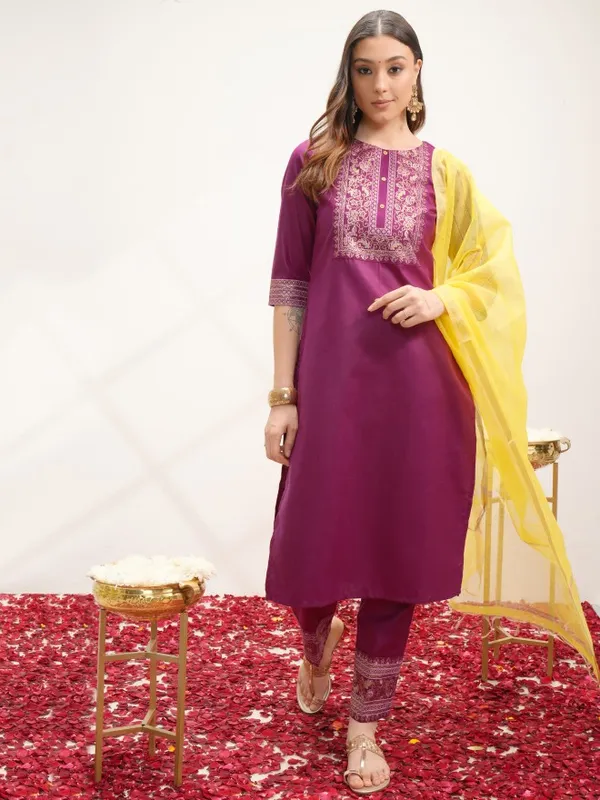  Vishudh Women Magenta Printed Kurta Sets