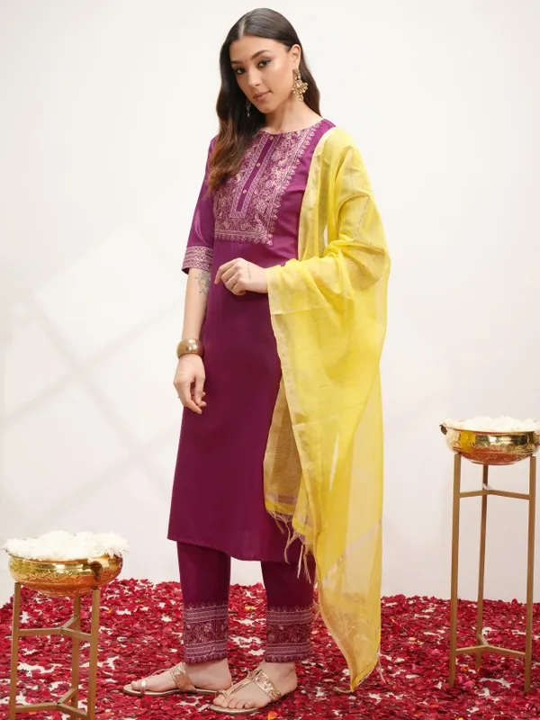  Vishudh Women Magenta Printed Kurta Sets