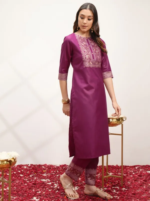  Vishudh Women Magenta Printed Kurta Sets