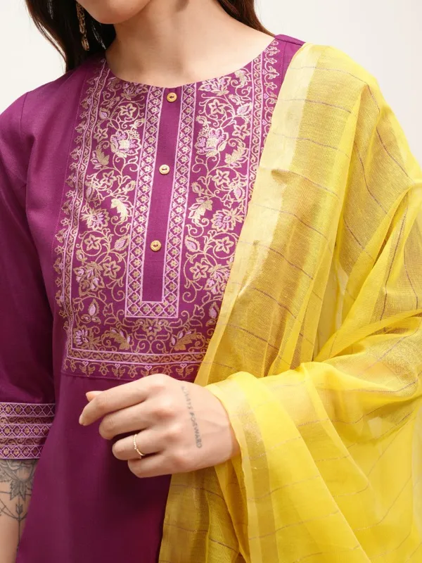  Vishudh Women Magenta Printed Kurta Sets