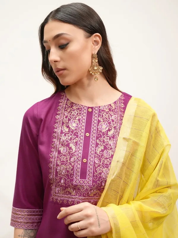 Vishudh Women Magenta Printed Kurta Sets
