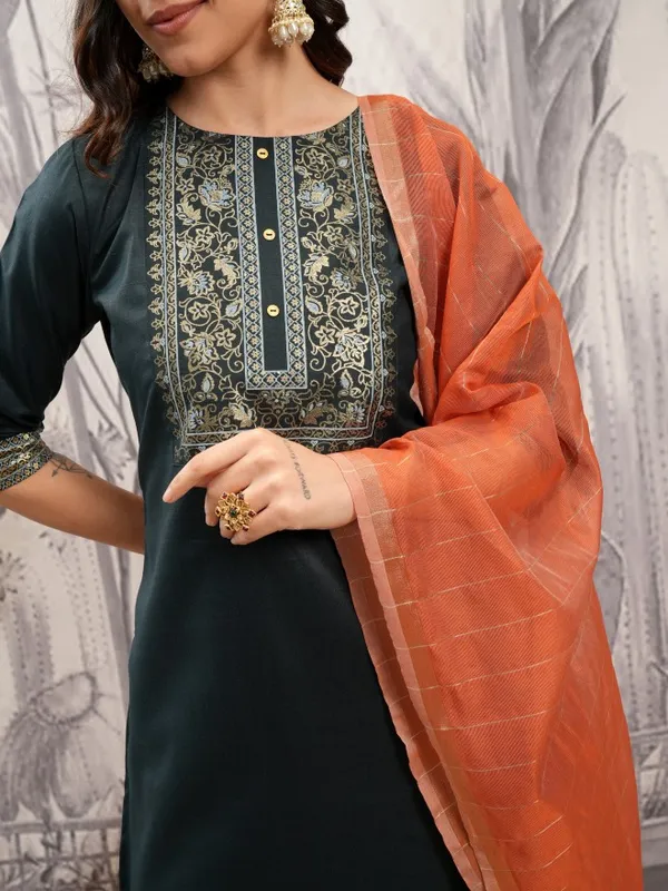 Vishudh Women Green Printed Kurta With Trouser And Dupatta