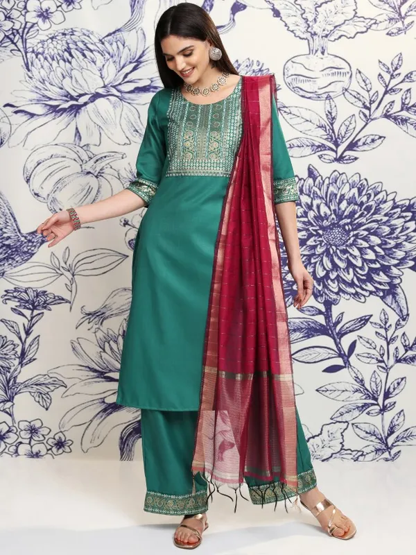 Women Kurta With Palazzos & Dupatta