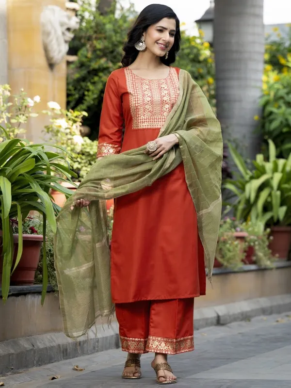 Women Kurta With Palazzos & Dupatta