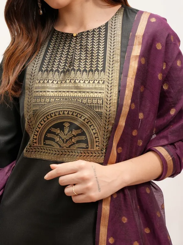  Vishudh Women Black Printed Kurta Sets
