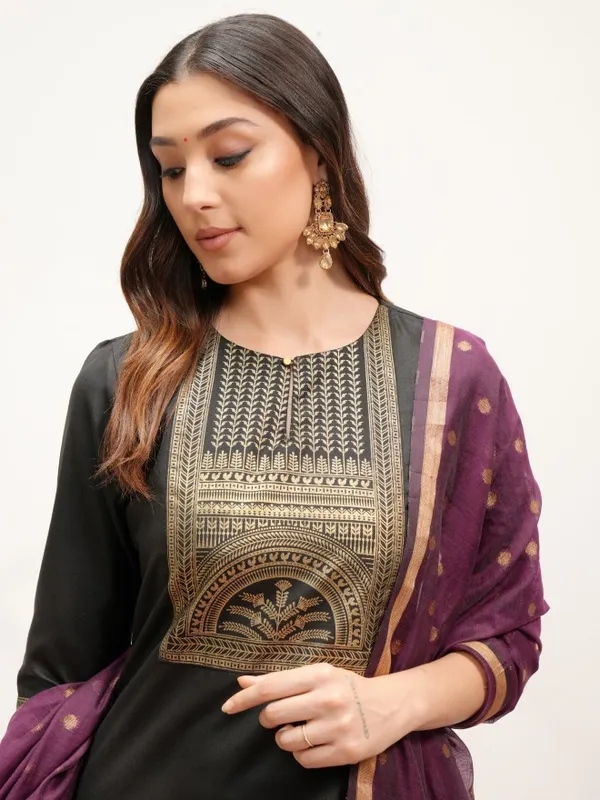  Vishudh Women Black Printed Kurta Sets