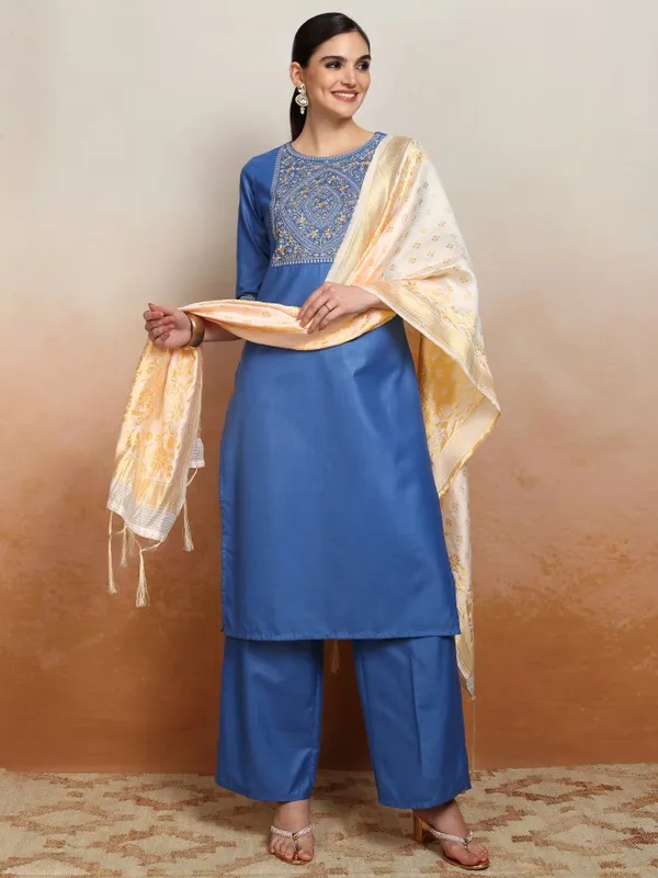 Women Kurta With Palazzos & Dupatta