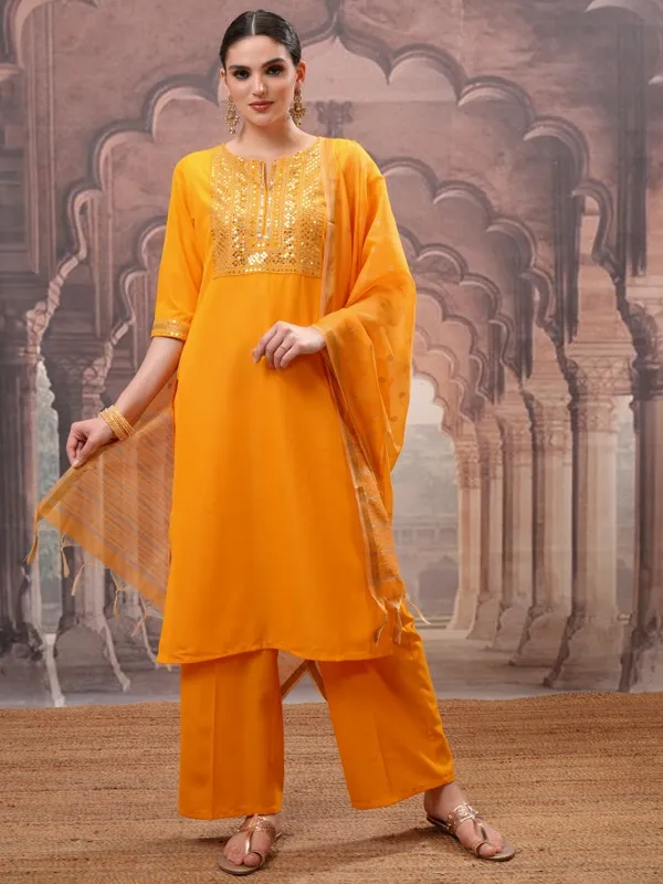 Women Kurta With Palazzos & Dupatta